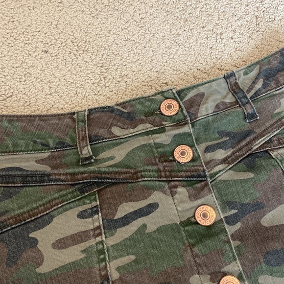 Camo Mini Skirt - Picture 2 of 5